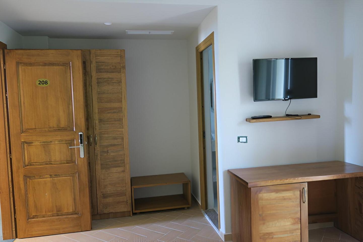 Doko Hotel Radhimë エクステリア 写真