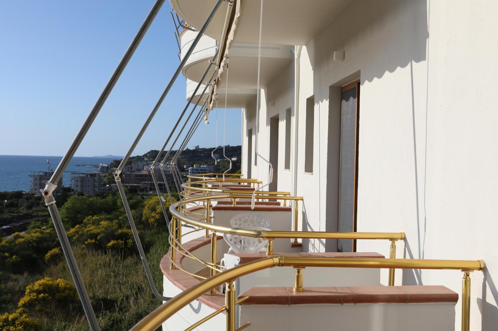 Doko Hotel Radhimë エクステリア 写真